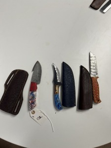 ASSORTED KNIVES - 1- SKINNING KNIFE - RESIN HANDLE / 1- HUNTING KNIFE - PAKKA WOOD HANDLE / 1- HUNTING KNIFE - RESIN HANDLE - CUSTOM HANDMADE DAMASCUS STEEL - LAMINATED LEATHER SHEATH