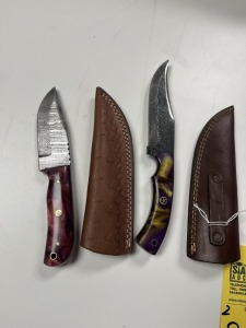 ASSORTED HUNTING & SKINNING KNIVES - 1- 5'' / 1- 4'' - CUSTOM HANDMADE DAMASCUS STEEL - RESIN HANDLE - LAMINATED LEATHER SHEATH
