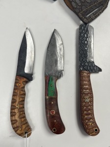 ASSORTED 4'' KNIVES - CUSTOM HANDMADE DAMASCUS STEEL - 2- HUNTING & SKINNING / 1- BULL CUTTER - 2- PAKKA WOOD HANDLE / 1- PAKKA WOOD & RESIN HANDLE - LAMINATED LEATHER SHEATH