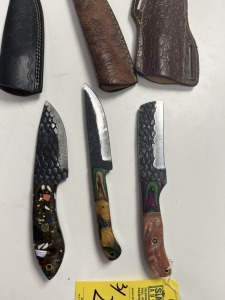 ASSORTED KNIVES - CUSTOM HANDMADE DAMASCUS STEEL - 1- 4'' HUNTING & SKINNING / 1- 4.5'' HUNTING / 1- 4'' BULL CUTTER - RESIN HANDLE - LAMINATED LEATHER SHEATH