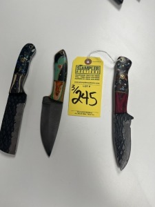 ASSORTED 4'' KNIVES - 2- HUNTING & SKINNING / 1- BULL CUTTER - CUSTOM HANDMADE DAMASCUS STEEL - RESIN HANDLE - LAMINATED LEATHER SHEATH