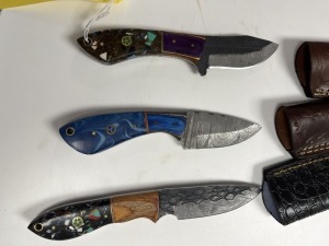 ASSORTED HUNTING & SKINNING KNIVES - 2- 3'' / 1- 4'' - CUSTOM HANDMADE DAMASCUS STEEL - PAKKA WOOD &RESIN HANDLE - LAMINATED LEATHER SHEATH