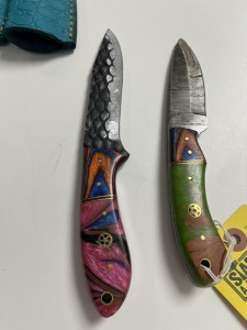 ASSORTED HUNTING & SKINNING KNIVES - 1- 3'' / 1- 4'' - CUSTOM HANDMADE DAMASCUS STEEL - PAKKA WOOD & RESIN HANDLE - LAMINATED LEATHER SHEATH