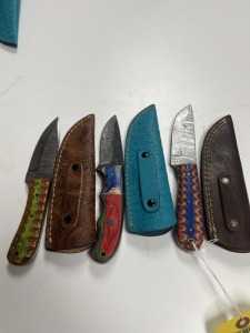 ASSORTED HUNTING & SKINNING KNIVES - 1- 3.5'' / 2- 4'' - CUSTOM HANDMADE DAMASCUS STEEL - PAKKA WOOD HANDLE - LAMINATED LEATHER SHEATH