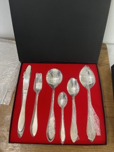 28-PIECE CUTLERY SET - SERVICE FOR 6 PLUS 4 SERVING SPOONS - STAINLESS STEEL - IN CUSTOM BOX