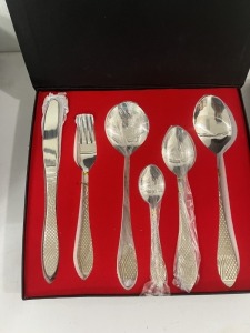 28-PIECE CUTLERY SET - SERVICE FOR 6 PLUS 4 SERVING SPOONS - STAINLESS STEEL - IN CUSTOM BOX