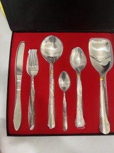 28-PIECE CUTLERY SET - SERVICE FOR 6 PLUS 4 SERVING SPOONS - STAINLESS STEEL - IN CUSTOM BOX