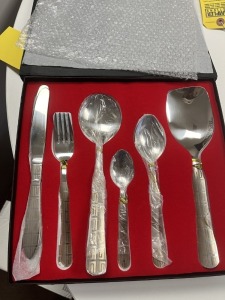 28-PIECE CUTLERY SET - SERVICE FOR 6 PLUS 4 SERVING UTENSILS - STAINLESS STEEL - IN CUSTOM BOX