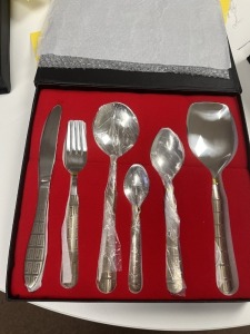 28-PIECE CUTLERY SET - SERVICE FOR 6 PLUS 4 SERVING UTENSILS - STAINLESS STEEL - IN CUSTOM BOX