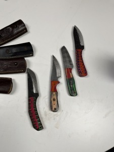 ASSORTED HUNTING & SKINNING KNIVES - 1- 4.5'' / 3- 4'' - CUSTOM HANDMADE DAMASCUS STEEL - PAKKA WOOD & RESIN HANDLE - LAMINATED LEATHER SHEATH