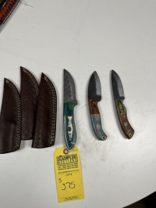 ASSORTED 3'' HUNTING & SKINNING KNIVES - CUSTOM HANDMADE DAMASCUS STEEL - 1- PAKKA WOOD HANDLE / 2- PAKKA WOOD & RESIN HANDLE - LAMINATED LEATHER SHEATH