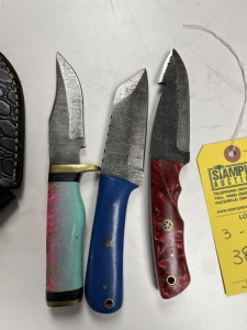 ASSORTED 4'' KNIVES - 2- HUNTING & SKINNING / 1- WITH GUT HOOK - CUSTOM HANDMADE DAMASCUS STEEL - RESIN HANDLE - LAMINATED LEATHER SHEATH