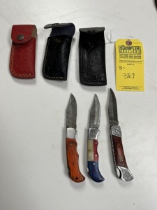 ASSORTED 3'' POCKET KNIVES - CUSTOM HANDMADE DAMASCUS STEEL - 2- PAKKA WOOD HANDLE / 1- PAKKA WOOD & RESIN HANDLE - LAMINATED LEATHER SHEATH