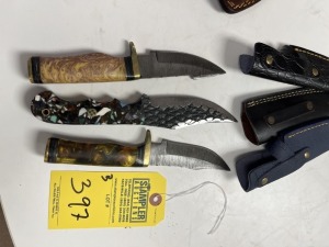 ASSORTED 4'' HUNTING & SKINNING KNIVES - CUSTOM HANDMADE DAMASCUS STEEL - RESIN HANDLE - LAMINATED LEATHER SHEATH
