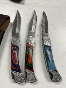 ASSORTED 4'' POCKET KNIVES - CUSTOM HANDMADE DAMASCUS STEEL - 2- PAKKA WOOD HANDLE / 1- RESIN HANDLE - LAMINATED LEATHER SHEATH