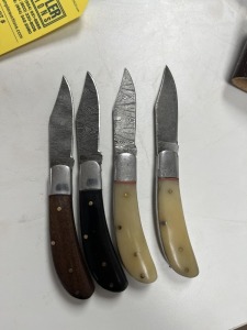 ASSORTED 3'' POCKET KNIVES - CUSTOM HANDMADE DAMASCUS STEEL - 1- WOOD HANDLE / 3- RESIN HANDLE - LAMINATED LEATHER SHEATH