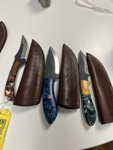 ASSORTED 4'' HUNTING & SKINNING KNIVES - CUSTOM HANDMADE DAMASCUS STEEL - 2- PAKKA WOOD & RESIN HANDLE / 1- RESIN HANDLE - LAMINATED LEATHER SHEATH