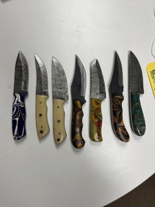 ASSORTED 4'' KNIVES - 6- HUNTING & SKINNING / 1- BULL CUTTING - CUSTOM HANDMADE DAMASCUS STEEL - RESIN HANDLE - LAMINATED LEATHER SHEATH