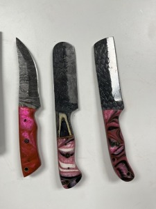 ASSORTED 4'' KNIVES - 1- HUNTING & SKINNING / 2- BULL CUTTING - CUSTOM HANDMADE DAMASCUS STEEL - RESIN HANDLE - LAMINATED LEATHER SHEATH