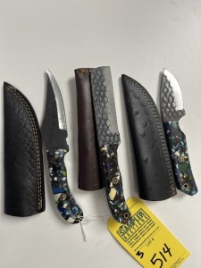 ASSORTED KNIVES - 1- 4.5'' HUNTING & SKINNING / 1- 3'' SKINNING / 1- 4'' BULL CUTTING - CUSTOM HANDMADE DAMASCUS STEEL - RESIN HANDLE - LAMINATED LEATHER SHEATH