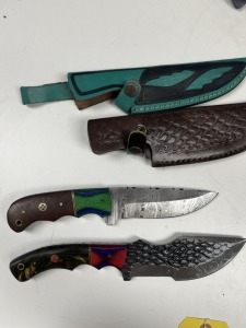 ASSORTED 5'' HUNTING & SKINNING KNIVES - CUSTOM HANDMADE DAMASCUS STEEL - 1- PAKKA WOOD HANDLE / 1- PAKKA WOOD & RESIN HANDLE - LAMINATED LEATHER SHEATH