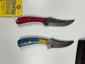 ASSORTED HUNTING & SKINNING KNIVES - 1- 3.75'' PAKKA WOOD HANDLE / 1- 3.25'' PAKKA WOOD & RESIN HANDLE - CUSTOM HANDMADE DAMASCUS STEEL - LAMINATED LEATHER SHEATH
