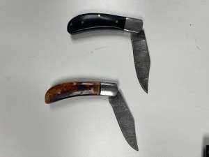 ASSORTED 3'' POCKET KNIVES - CUSTOM HANDMADE DAMASCUS STEEL - RESIN HANDLE - LAMINATED LEATHER SHEATH