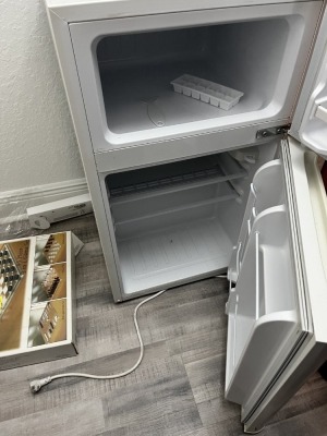 WHITE IGLOO MINI REFRIGERATOR / FREEZER