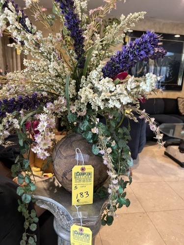 ASSORTED VASES WITH ARTIFICIAL FLOWERS