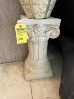 SHORT LIGHT COLOR PEDESTAL