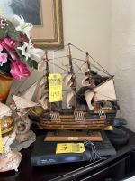 WOOD MODEL SCHOONER - THE HMS VICTORY
