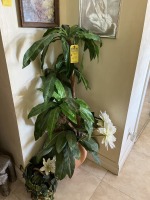 LOT - POT WITH ARTIFICIAL TREE / ARTIFICIAL FLOWERS