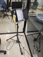 LED VIDEO LIGHT ON STAND