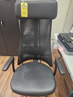 BLACK ROLLING OFFICE CHAIR