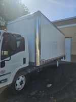 2022 ISUZU NRR BOX TRUCK - VIN #JALE5W163N7302845 - 20' BOX - LIFT GATE - 8,766 MILES ON ODOMETER