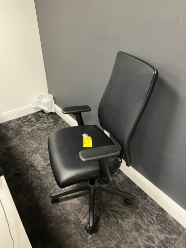 BLACK FABRIC ROLLING OFFICE CHAIR