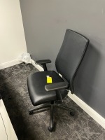 BLACK FABRIC ROLLING OFFICE CHAIR