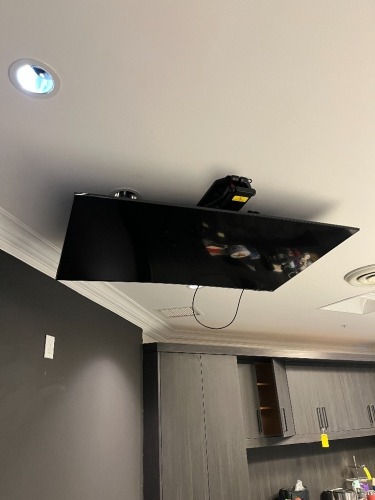 SAMSUNG TELEVISION WITH MOTORIZED CEILING MOUNTS - WITH REMOTE FOR MOUNT / WITH REMOTE FOR TV - APPROXIMATELY 50''