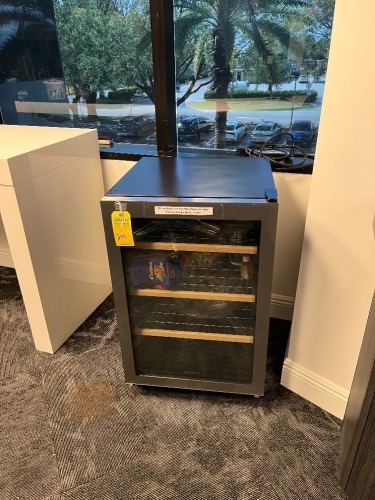 INSIGNIA NS-BC130GPI MINI FRIDGE WITH GLASS DOOR
