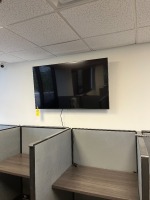 SAMSUNG TELEVISION WITH WALL MOUNT & REMOTE - 55''