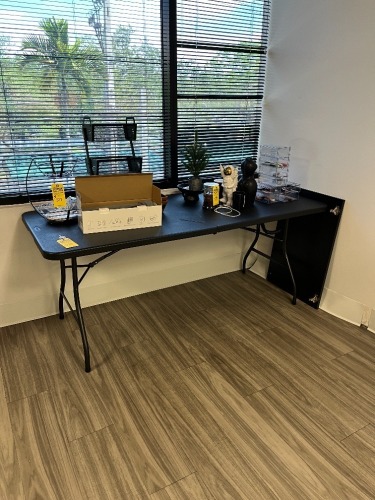 BLACK FOLDING TABLE - 6'