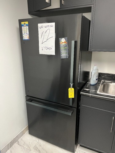 HISENSE BLACK REFRIGERATOR / FREEZER - 17 CU FT