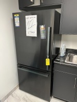 HISENSE BLACK REFRIGERATOR / FREEZER - 17 CU FT