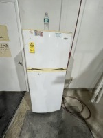WHITE WHIRLPOOL REFRIGERATOR/FREEZER (APARTMENT SIZE)