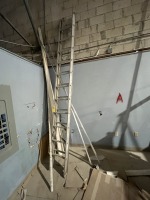 ALUMINUM EXTENSION LADDER - 22'