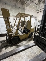 KOMATSU FG30S FORKLIFT - 3 STAGE / 5,600LB CAPACITY / SIDE SHIFT / 3,821 HOURS - SERIAL No. 177535A (NEW BATTERY)