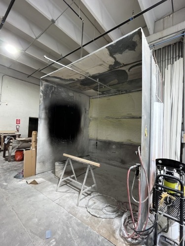 HARDWIRED PAINT BOOTH WITH EXTERIOR MOUNTED EXHAUST VENTING - 10' x 10' x 8'