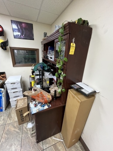 LOT - L-SHAPE DESK, HUTCH, BOOKSHELF (DAMAGED), CABINET & ROLLING OFFICE CHAIR