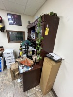 LOT - L-SHAPE DESK, HUTCH, BOOKSHELF (DAMAGED), CABINET & ROLLING OFFICE CHAIR
