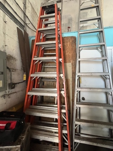 LOUISVILLE 10' FIBERGLASS LADDER